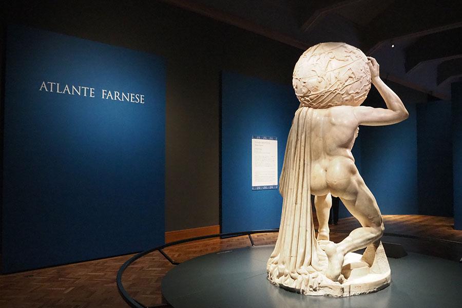 『ファルネーゼのアトラス』展示は周りをぐるっと1周できるので、天球の星座や身体の筋肉など見る場所により印象が異なるのが興味深い