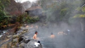 「はい、完全に裸にならなければなりません」 日本の温泉を実際に訪れた外国人が感じたこととは – CNN.co.jp 「はい、完全に裸にならなければなりません」 日本の温泉を実際に訪れた外国人が感じたこととは - CNN.co.jp