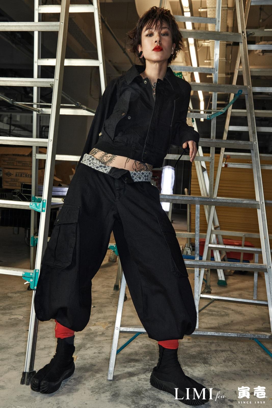 リミ フゥ×寅壱“鳶職人”から着想デニムブルゾン＆ワイドパンツ、丸五の厚底足袋シューズも