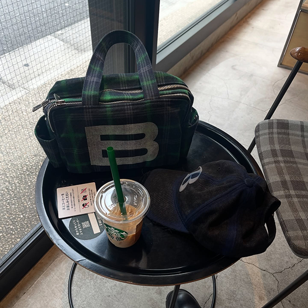 チェック柄のMINI B LOGO BAG