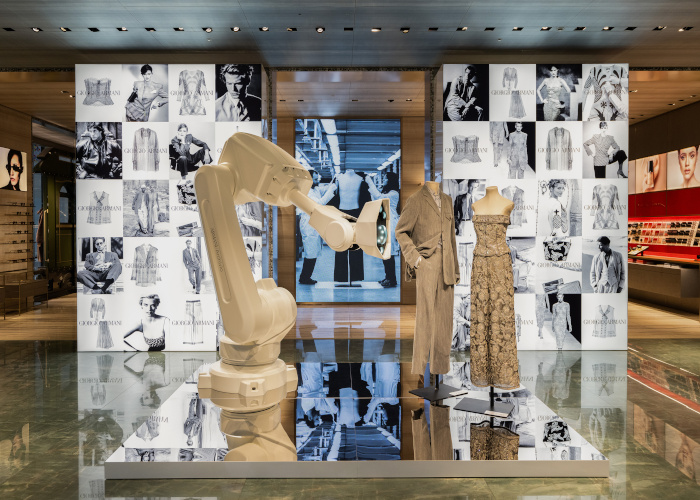 「ジョルジオ アルマーニ」創立50周年を記念した特別展。アーカイブ作品約30体を展示 | marie claire [マリ･クレール]