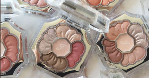 ジルスチュアート「ドレスドブルーム アイズ」の新色を全色スウォッチ！イエベ、ブルベ別のおすすめも紹介【パーソナルカラー分析】｜美容メディアVOCE（ヴォーチェ）