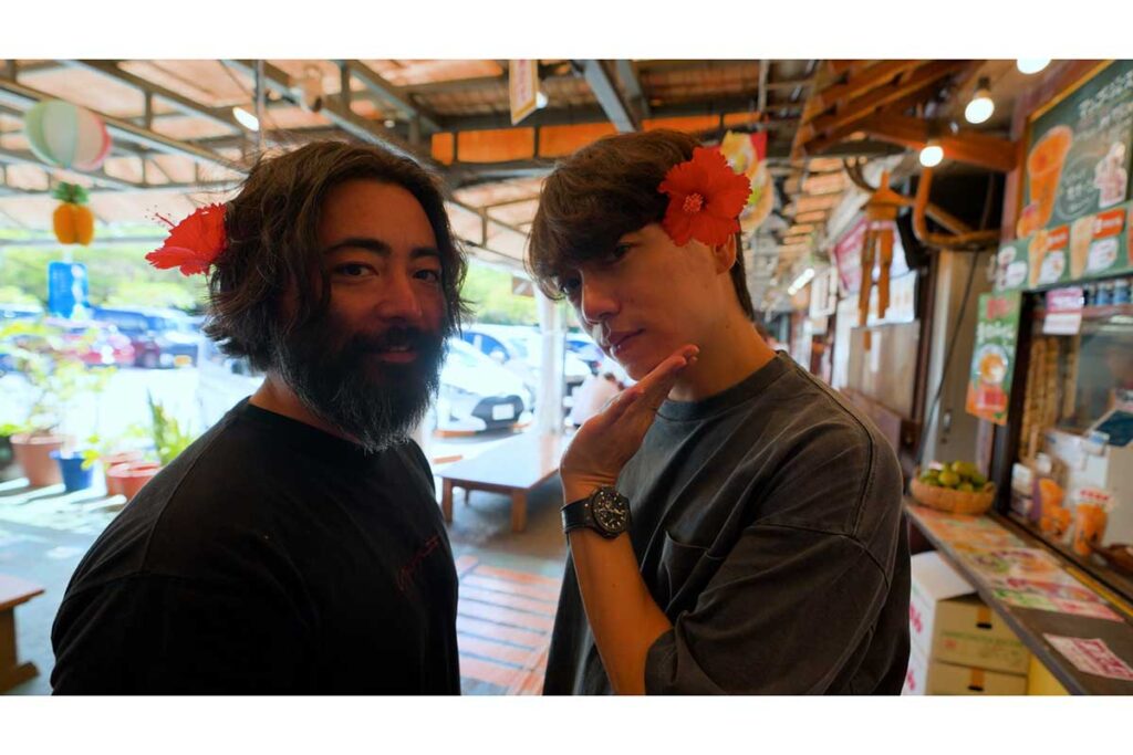 沖縄を満喫する山田孝之（左）、山崎育三郎