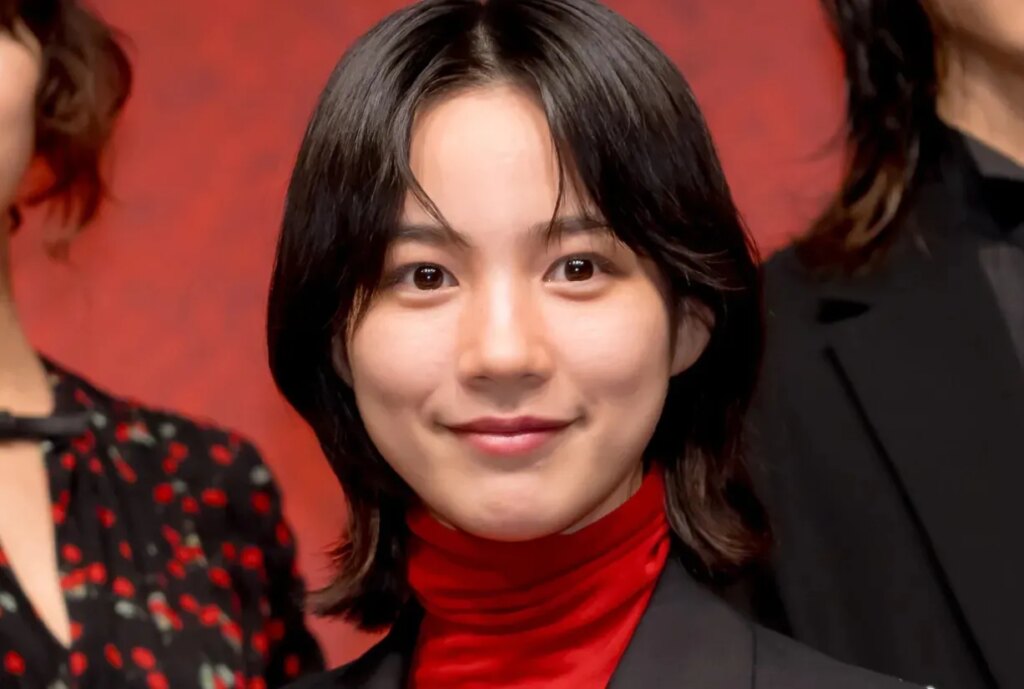 のん、開脚して“蹴り”を入れている「謎」のショットに「エレガント」「足がスゴい」と反響<MISS KING / ミス・キング> | WEBザテレビジョン のんが公式Instagramを更新