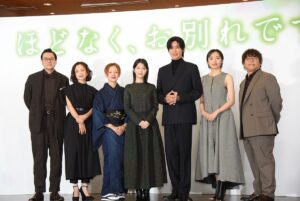 浜辺美波＆SnowMan目黒蓮、W主演の『ほどなく、お別れです』完成報告会で「浮ついていない雰囲気がいい」と褒められガッツポーズ｜最新の映画ニュースならMOVIE WALKER PRESS