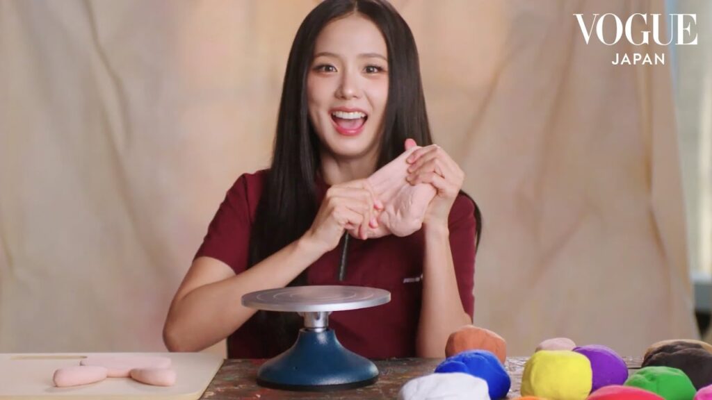 BLACKPINK ジス、「自分」がテーマの粘土アートに挑戦。| VOGUE JAPAN