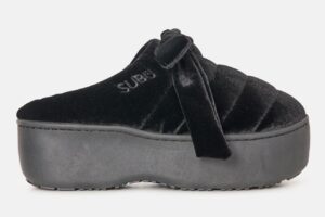 スブ“ふわふわファー”&ベルベットリボン付き厚底サンダル、ルシェルブルー×アンナ チョイ – ファッションプレス スブ“ふわふわファー”&ベルベットリボン付き厚底サンダル、ルシェルブルー×アンナ チョイ - ファッションプレス