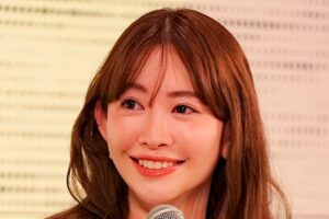 37歳 小嶋陽菜 美スタイル際立つ秋コーデにSNS衝撃「脚長いぃぃ」「いつまでも可愛い更新してる」「破壊力半端ない」 1か月あたりのファッション＆美容費用についても解説 | LIMO