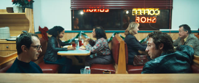 マネージャーであり盟友のジョン・ランダウ（左／演：ジェレミー・ストロング）