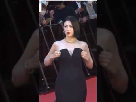 胸元をそっと整えるその瞬間。  大胆で無防備、それでいて気高く、美しい。