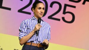 メーガン妃が俳優業復帰! リリー・コリンズ&ブリー・ラーソンと共演 | Vogue Japan メーガン妃が俳優業復帰! リリー・コリンズ&ブリー・ラーソンと共演 | Vogue Japan