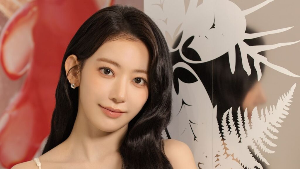 宮脇咲良が語る、“未来の自分”を育てるビューティー哲学 | Vogue Japan