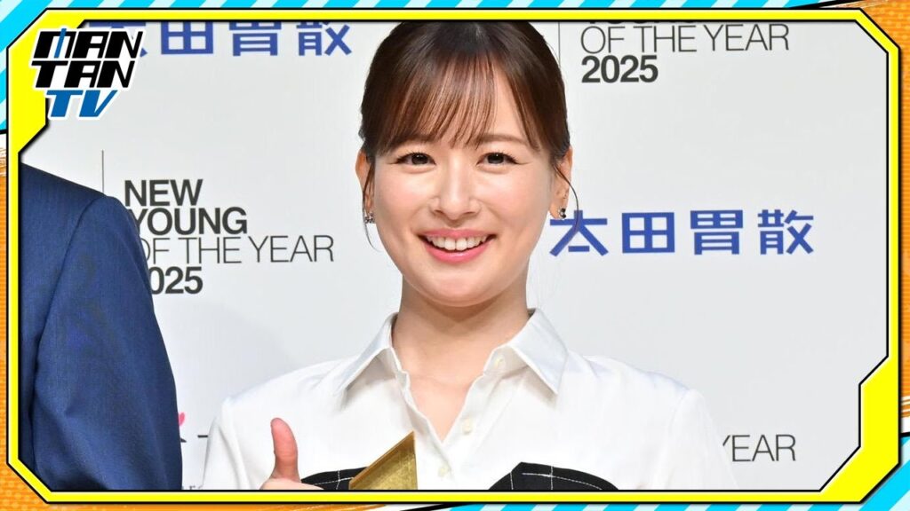皆藤愛子、ベアトップワンピ×シャツで大人可愛く　アシメ裾で洗練度アップ　「年齢に捉われず前向きに人生を愉しむ人」で受賞