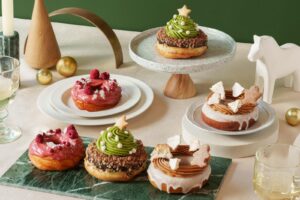 コエ ドーナツ京都の25年クリスマス、“ツリー型”抹茶ドーナツや「ラズベリーリース」限定クッキー缶も - ファッションプレス