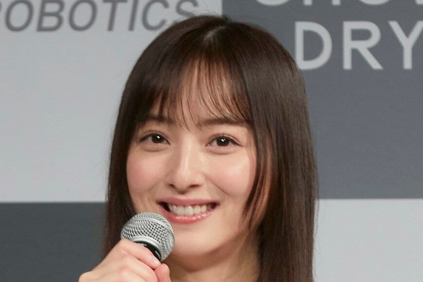 佐々木希 愛娘に手編みでスヌード制作！プロママぶりに「完璧すぎる」「女子力半端ない」「娘になりたい」の声