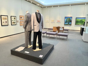 周南市美術博物館で開催中の「やなせたかし展 人生はよろこばせごっこ」で展示する「やなせが着用した洋服」 – 周南経済新聞 周南市美術博物館で開催中の「やなせたかし展 人生はよろこばせごっこ」で展示する「やなせが着用した洋服」 - 周南経済新聞