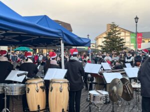 壮大な景色を背に、奏でる音楽で想いを紡ぐ 土岐商業高校 吹奏楽部 クリスマスコンサートを土岐アウトレットで開催 | 三菱地所・サイモン株式会社のプレスリリース 壮大な景色を背に、奏でる音楽で想いを紡ぐ 土岐商業高校 吹奏楽部 クリスマスコンサートを土岐アウトレットで開催 | 三菱地所・サイモン株式会社のプレスリリース