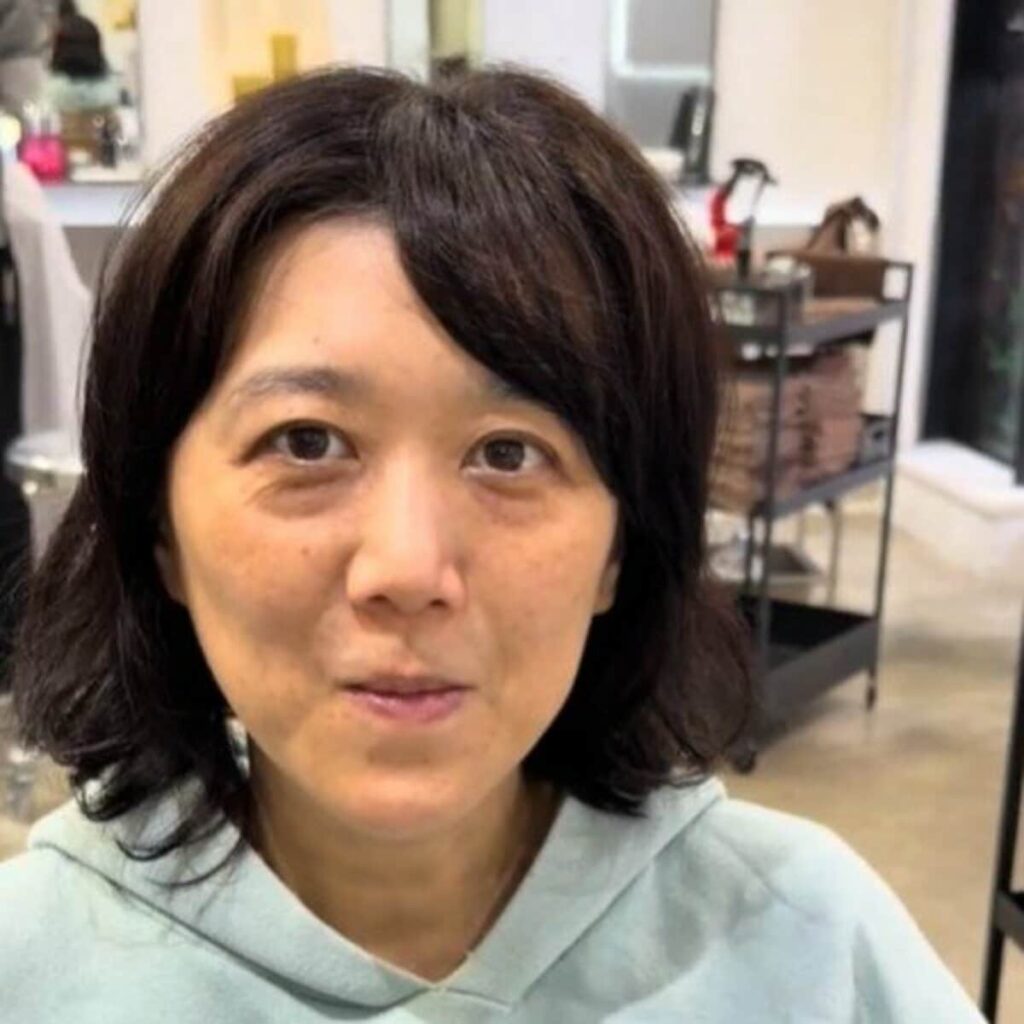 【大変身】1年ぶりカットの女性がショートボブで大胆イメチェン！軽やかさと若々しさが感じられる仕上がりに！ 理想以上の仕上がりでスッキリと！ | LIMO | くらしとお金の経済メディア