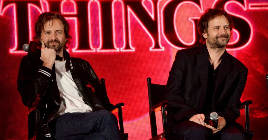 「ストレンジャー・シングス」監督コンビ、堂本剛に会ったと告白 .ENDRECHERI.コラボのスカジャン着て登場 - シネマトゥデイ