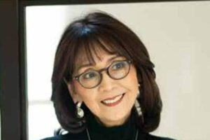 77歳 柏木由紀子 キャメル×白パンツの秋コーデが反響「流石ファッションリーダー」「絵になります」 1か月あたりのファッション＆美容費用についても解説 | LIMO