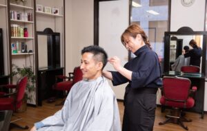 美容師上西さん「現代の名工」に うるま出身 41歳最年少 高めた技術 次世代に大阪 美容師上西さん「現代の名工」に うるま出身 41歳最年少 高めた技術 次世代に大阪