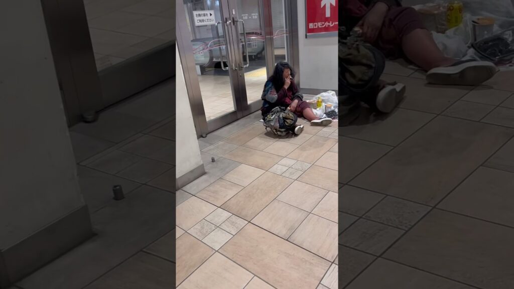 高崎駅構内で喫煙する女性ホームレスの佐藤さん50代がネット上で噂されている元女優の藤谷美和子説果たして真相は？