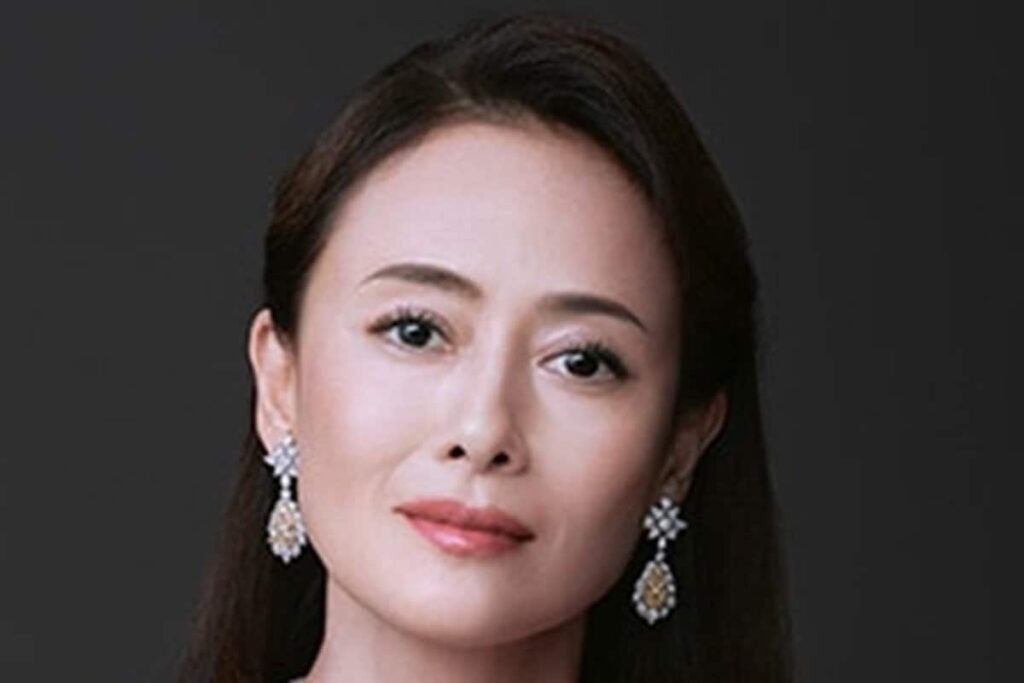 51歳 後藤久美子の最新ショットが大反響「時が止まっている」「素敵に年を重ねて…」工藤静香とハグ2ショット ファッション＆美容調査についても解説 | LIMO