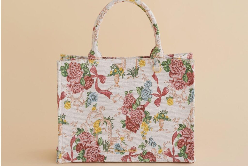 メゾン ド フルール“花と赤いリボン”のゴブラン織りトートバッグ、アール・ド・リスとコラボ – ファッションプレス メゾン ド フルール“花と赤いリボン”のゴブラン織りトートバッグ、アール・ド・リスとコラボ - ファッションプレス