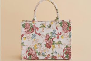 メゾン ド フルール“花と赤いリボン”のゴブラン織りトートバッグ、アール・ド・リスとコラボ – ファッションプレス メゾン ド フルール“花と赤いリボン”のゴブラン織りトートバッグ、アール・ド・リスとコラボ - ファッションプレス