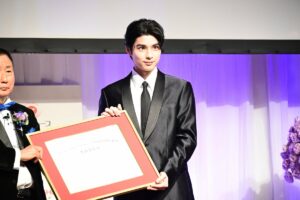 本田響矢 “美肌”際立つ艶黒スーツ姿を披露！お肌のきれいさ褒められ「ありがとうございます！」とはにかむ場面も ベストドレッサー賞受賞 | めざましmedia