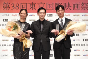 吉沢亮、黒澤明賞を受賞した「国宝」李相日監督をサプライズ祝福【第38回東京国際映画祭】 : 映画ニュース - 映画.com