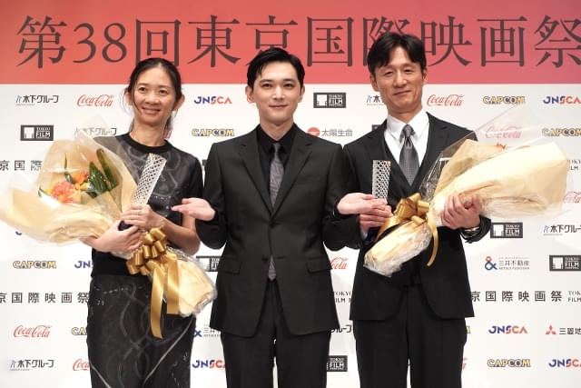 吉沢亮、黒澤明賞を受賞した「国宝」李相日監督をサプライズ祝福【第38回東京国際映画祭】 : 映画ニュース - 映画.com