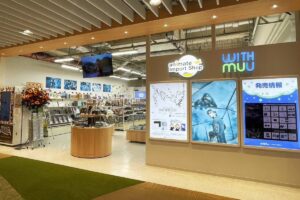 K-POPアイドルのグッズを扱う「animate Import Shop 大阪」が9月26日で1周年!!　それを記念して、大感謝セールやお菓子のプレゼントを行うほか、花のモニュメントで店頭装飾も！ | エンタメラッシュ