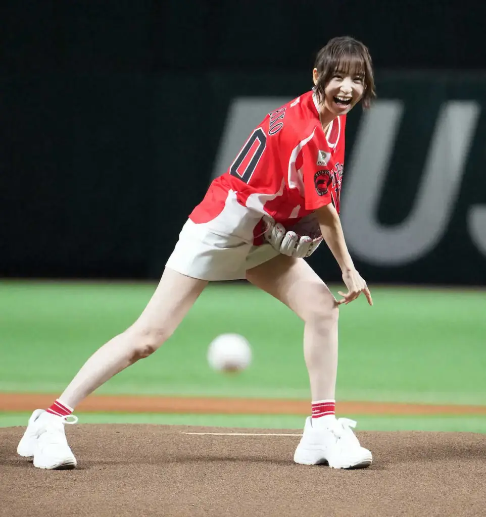 上からマリコさま！　篠田麻里子　福岡凱旋投球で「悔しい」ツーバンも…さすがのスタイルに場内大歓声 - スポニチ Sponichi Annex 芸能
