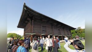 校倉造りの正倉、間近で見学できる「特別公開」実施中…「整然と立つ美しさに感動」：地域ニュース - 読売新聞オンライン