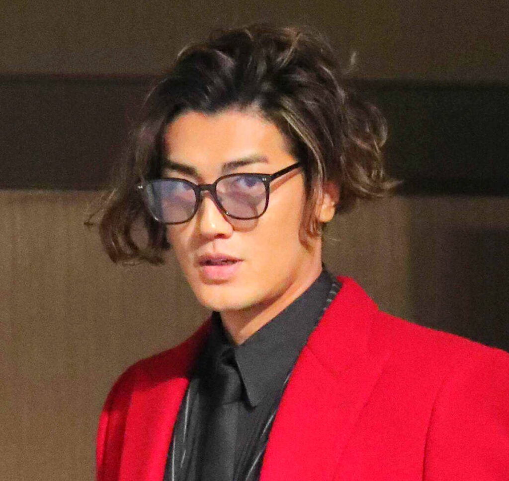 赤西仁が五条先生！山田孝之は世界的巨匠のコスプレ！「最高じゃん」「反則的なカッコ良さ」「最強ユニット」ネット騒然 - スポーツ報知