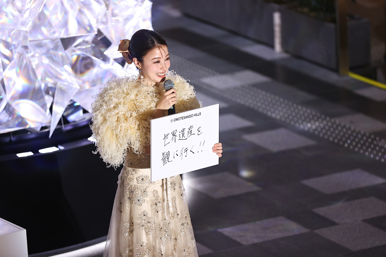 橋本環奈 表参道ヒルズのクリスマスツリー点灯！大阪・関西万博導入のアート装置に魅入り「すごく感動」2