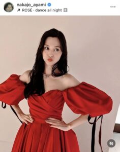 デコルテ全開＆真っ赤なドレス姿を披露。中条あやみのインスタグラム（＠ｎａｋａｊｏ＿ａｙａｍｉ）より