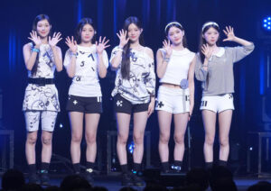 ILLIT。左からYUNAH、WONHEE、MINJU、IROHA、MOKA（2025年9月撮影）