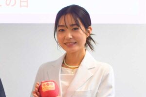 リンゴを「食べる美容液」「食べるお守り」と呼ぶ美肌ドクター 不足しがちな栄養素を補うおすすめな食べ方とは | Hint-Pot 「むき卵肌ドクター」として知られる工藤あき医師【写真提供:青森県りんご対策協議会】