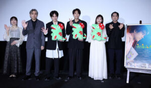 映画「初恋芸人」先行プレミア試写会舞台あいさつで記念撮影する、左から峯松里香、小浜圭太郎、佐藤アツヒロ、原嘉孝、沢口愛華、夏目大一朗監督（撮影・浅見桂子）