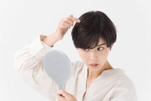 寒くなり「かゆい」「フケがひどい」…“乾燥した頭皮”の改善法とは - オトナンサー