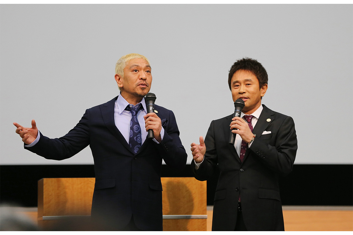 一人目は、ダウンタウンの松本人志さん（左）。復帰発表のタイミングが重なり、結果として世間の注目が分散した（2017年3月27日、時事）