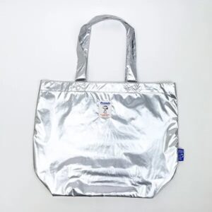 スヌーピーのメタリックバッグで冬シンプルスタイルに彩りを。ファッションに取り入れるだけで、ムードでこなれた印象に◎ | Perfect World Tokyo スヌーピーのメタリックバッグで冬シンプルスタイルに彩りを。ファッションに取り入れるだけで、ムードでこなれた印象に◎ | Perfect World Tokyo