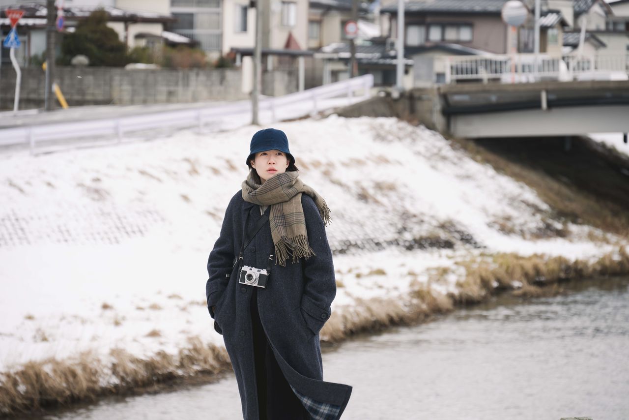 映画『旅と日々』。脚本家の李（シム・ウンギョン）は雪の降る町へと旅立つ　© 2025『旅と日々』製作委員会