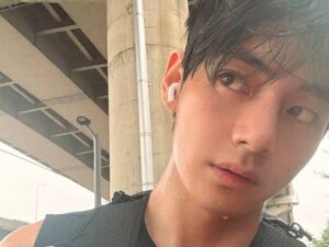 「BTS」 V、寒さも溶かす圧倒的ビジュアル…ランニング後の汗に世界中のARMYが感嘆 - wowKorea