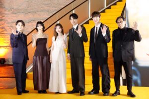 福士蒼汰&福原遥ら『楓』豪華キャストが"楓色"カーペットイベントで神対応 大歓声が沸き上がる – ENCOUNT 『楓』ジャパンプレミアに出席した宮近海斗、石井杏奈、福原遥、福士蒼汰、宮沢氷魚、行定勲監督(左から)【写真:ENCOUNT編集部】