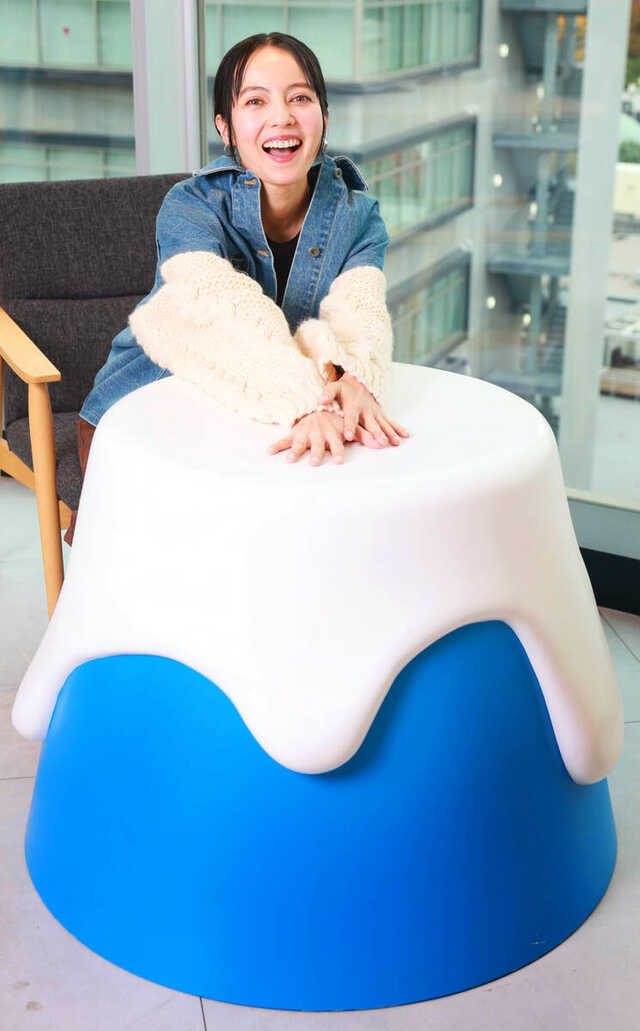 自身のアート作品「富士山プリン」のオブジェと撮影したベッキー（カメラ・頓所　美代子）