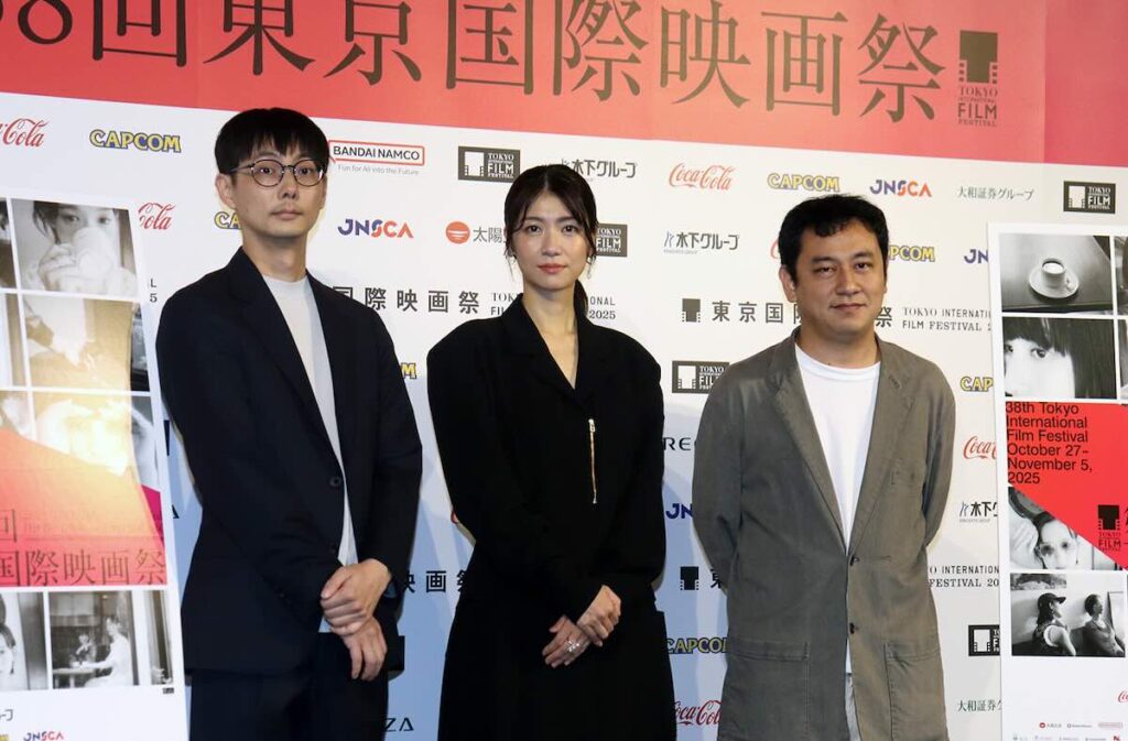 （左から）坂下雄一郎監督、フェスティバル・ナビゲーターの瀧内公美、中川龍太郎監督