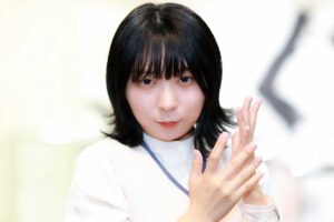 アンゴラ村長「人生一度のお知らせ」 透明感あふれる表紙にファン騒然「これだったのかー!」「スゴッ」「ますます綺麗に…」 | ENCOUNT アンゴラ村長【写真:山口比佐夫】